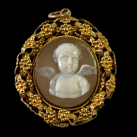 Cameo pendant