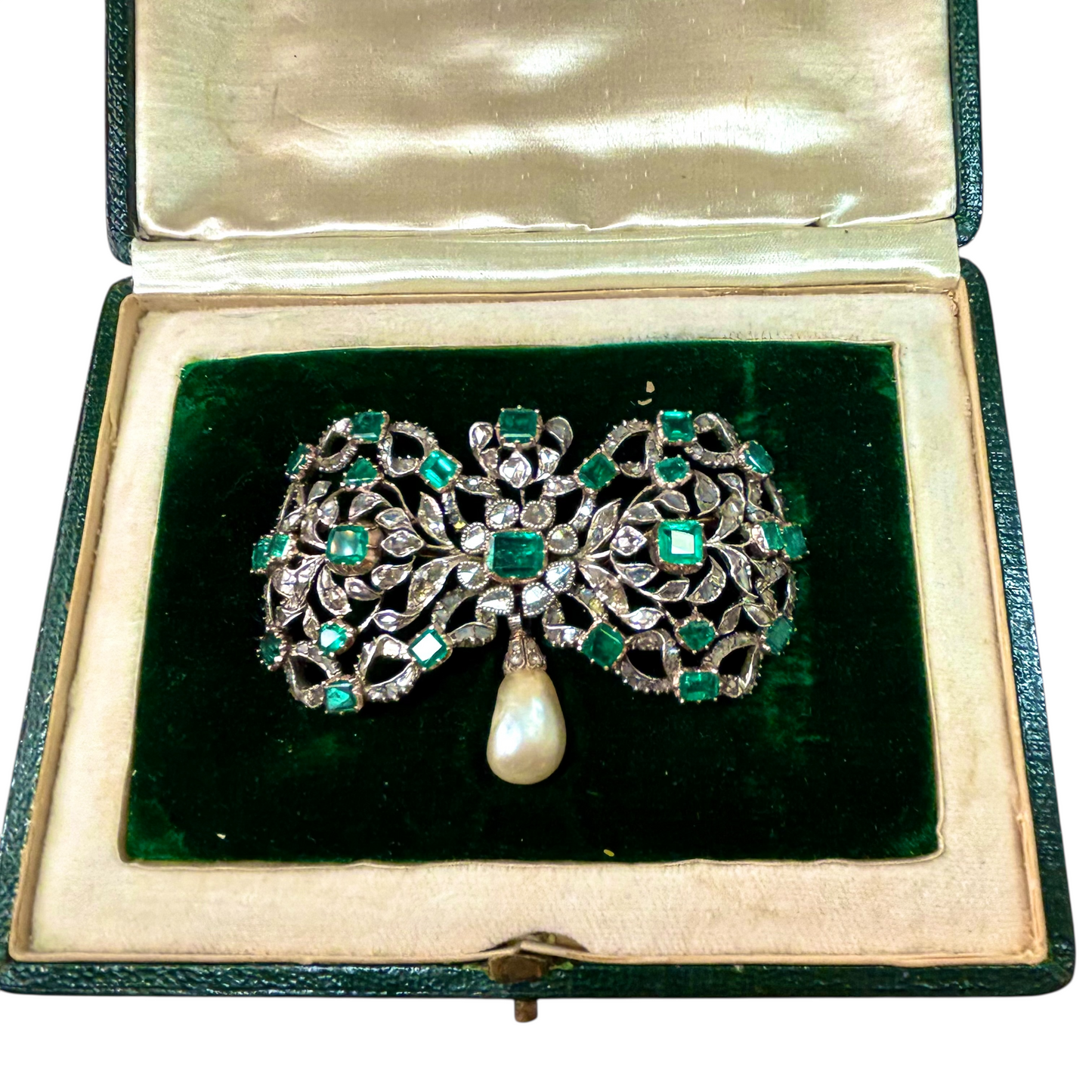Emerald bow with pearl