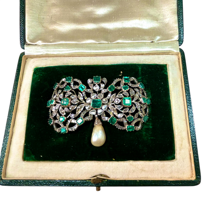 Emerald bow with pearl