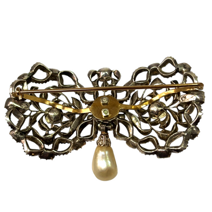 Emerald bow with pearl