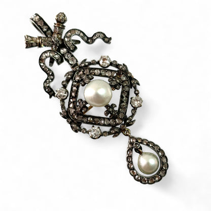 Pendant with diamonds and natural pearls