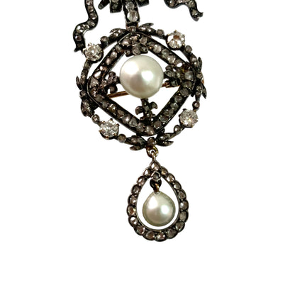 Pendant with diamonds and natural pearls