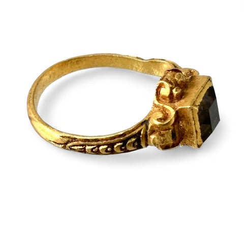 Seventeenth century gold ring with rock crystal