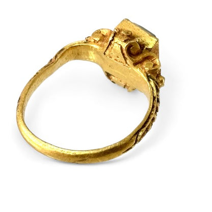 Seventeenth century gold ring with rock crystal